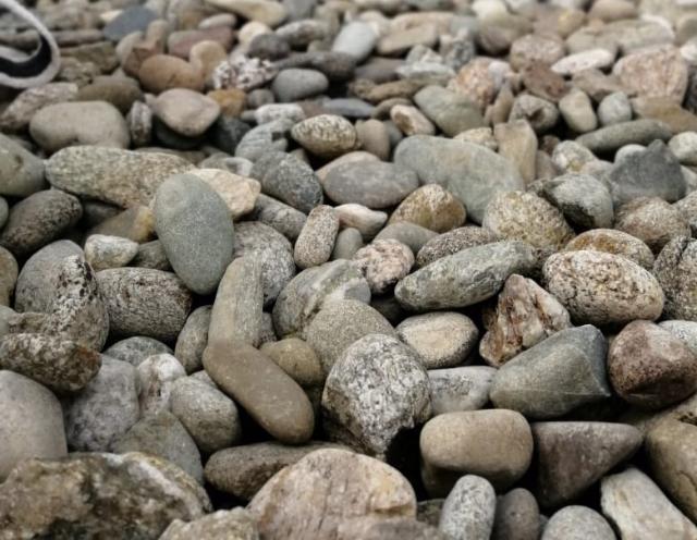Галька речная пестрая (20-40 мм.)  купить в Махачкале от производителя, без посредников