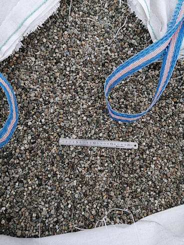 Kamenclub.ru: Галька речная окат (серая) фр.3-5 мм купить  в Махачкале галька речная серая бежевый темно-серый окатанный речной камень округлый 9500 руб/т   фото КАМЕНЬ КЛУБ