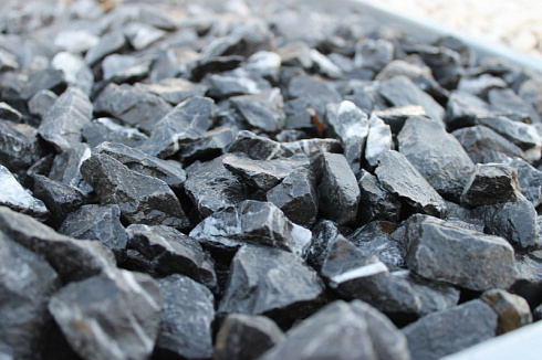 Kamenclub.ru: Щебень крошка черный (мрамор) фр. 20-40 мм.  купить в Махачкале мрамор черный с белыми прожилками мраморная каменная крошка 11000 руб/т   фото КАМЕНЬ КЛУБ