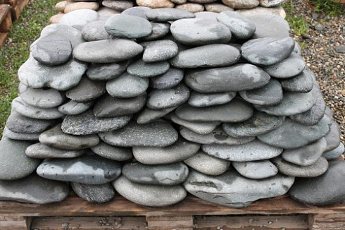 Kamenclub.ru: Галька речная плоская (темно-серая) фр. 100-200-300 мм. купить  в Махачкале галька речная плоская темно-серый, серый, синий речной галечник плоский 9000 руб/т   фото КАМЕНЬ КЛУБ