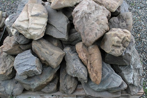 Kamenclub.ru: Песчаник декоративный ландшафтный (фр. 300-500 мм)  купить в Махачкале песчаник желтый рыжий серый зеленый валун речной окатанный природный песчаника 4 500 руб/т   фото КАМЕНЬ КЛУБ