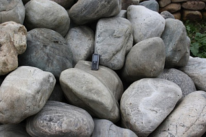 Kamenclub.ru: Речной валун Кабанчик фр.300-500 мм.  купить в Махачкале крупный природный камень галька серый, темно-серый речной валун галечник масштабный 7000 руб/т   фото КАМЕНЬ КЛУБ