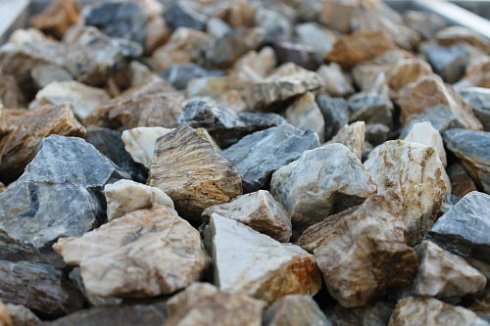 Kamenclub.ru: Мраморная крошка (щебень крошка медовый) фр. 20-40 мм.  купить в Махачкале мрамор бежевый рыжий желтый ландшафтная мраморная крошка 12000 руб/т   фото КАМЕНЬ КЛУБ