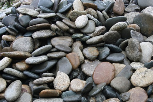 Kamenclub.ru: Галька речная плоская (ассорти) фр. 100-200-300 мм купить  в Махачкале галька галечник природный серый, белый темно-серый синий рыжий светло-серый природная галька плоская крупная 8000 руб/т   фото КАМЕНЬ КЛУБ