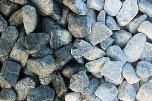 Kamenclub.ru: Щебень галтованный зеленый (змеевик) фр. 50-100 мм.  купить в Махачкале галтовка мраморная зеленый, салатовый мрамор 12 500 руб/т   фото КАМЕНЬ КЛУБ