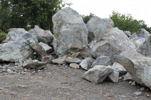 Kamenclub.ru: Змеевик скальник фр. 500-1500 мм.  купить в Махачкале змеевик зеленый серый черный глыба скальная колотая 7500 руб/т   фото КАМЕНЬ КЛУБ