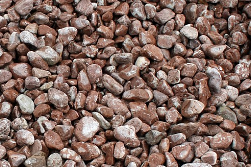 Kamenclub.ru: Мраморная крошка (щебень галтованный розовый) фр.5-10 мм.  купить в Махачкале мрамор розовый, красный окатанный мраморный щебень декоративный ландшатфный 15000 руб/т   фото КАМЕНЬ КЛУБ