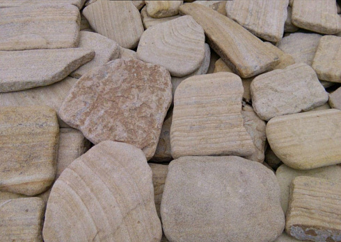 Kamenclub.ru: Песчаник пластушка галтованный желтый с рисунком (3 см)  купить в Махачкале плитняк - пластушка желтый песчаник 21000 руб/м3   фото КАМЕНЬ КЛУБ