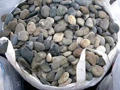 Kamenclub.ru: Галька речная плоская (ассорти) фр. 100-200-300 мм. купить в Махачкале галька плоская разноцветная серый белый темно-серый синий речная галька ландшафтная 8000 руб/т   фото КАМЕНЬ КЛУБ