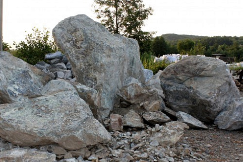 Kamenclub.ru: Змеевик скальник фр. 500-1500 мм.  купить в Махачкале змеевик зеленый серый черный глыба скальная колотая 7500 руб/т   фото КАМЕНЬ КЛУБ