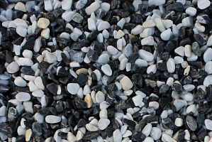 Kamenclub.ru: Мраморная крошка (щебень галтованный микс:белый-черный) фр.10-20 мм.  купить в Махачкале мрамор белый, черный окатанные округлые декоративные ландшафтные камни щебня 15500 руб/т   фото КАМЕНЬ КЛУБ