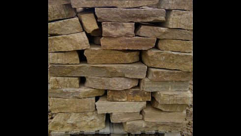 Kamenclub.ru: Песчаник пластушка желтый с рисунком (4-6 см)  купить в Махачкале плитняк пластушка желтый с рисунком песчаник 9 000 руб/м3   фото КАМЕНЬ КЛУБ