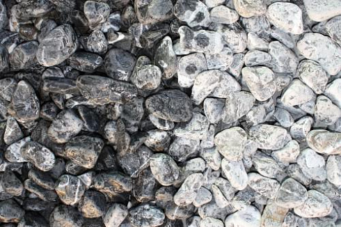 Kamenclub.ru: Щебень галтованный черный (мрамор) фр.20-40 мм.  купить в Махачкале мрамор черный с белыми прожилками мрамор окатанный округлый 15000 руб/т   фото КАМЕНЬ КЛУБ