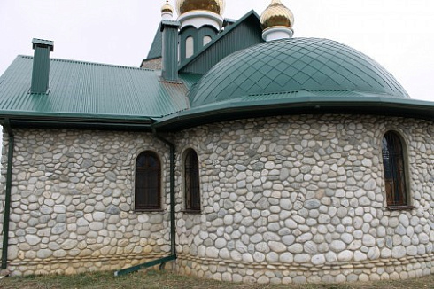 Kamenclub.ru: Галька речная плоская (бело-серая) фр. 100-200-300 мм. купить  в Махачкале галька речная плоская серый, белый, бело-серый, серо-белый речная галька плоская  9000 руб/т   фото КАМЕНЬ КЛУБ