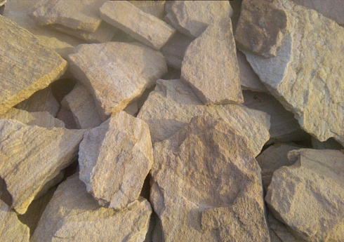 Kamenclub.ru: Песчаник пластушка "фонтанка" желтая (3,0 - 5,0 см)  купить в Махачкале песчаник желтая, рыжий, желтый песчаник колотый рваный со сколом облицовочный 16200 руб/м3   фото КАМЕНЬ КЛУБ