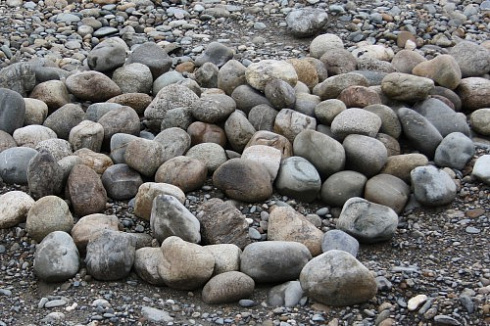 Kamenclub.ru: Речной валун (Ассорти) фр.100-300 мм.  купить в Махачкале галечник серый, темно-серый, светло-серый речная галька крупных размеров 4200 руб/т   фото КАМЕНЬ КЛУБ