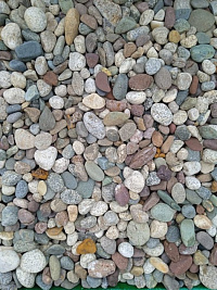 Kamenclub.ru: Галька горная речная окат (цветная) фр. 20-40 мм. купить  в Махачкале галька речная серый синий бежевый белый окатанная речная галька ландшафтная 6800 руб/т   фото КАМЕНЬ КЛУБ
