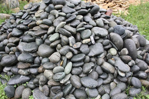 Kamenclub.ru: Темно-серый валунчик фр.100-300 мм.  купить в Махачкале крупный природный камень серый, темно-серый, светло-серый речная галька большого размера окатанная 4500 руб/т   фото КАМЕНЬ КЛУБ