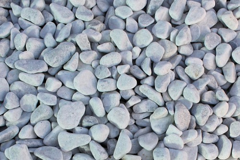 Kamenclub.ru: Щебень галтованный белый (мрамор) фр.5-10 мм.  купить в Махачкале мрамор белый, айвори, молочный каменная мраморная декоративная ландшафтная крошка 17000 руб/т   фото КАМЕНЬ КЛУБ