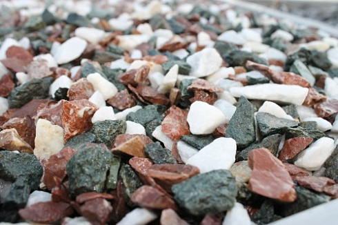 Kamenclub.ru: Мраморная крошка (щебень крошка микс: белый-зеленый-розовый) фр. 10-20 мм.  купить в Махачкале мрамор белый, зеленый, розовый декоративный ландшафтный колотый щебень 12000 руб/т   фото КАМЕНЬ КЛУБ