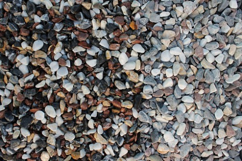 Kamenclub.ru: Мраморная крошка (щебень галтованный микс:белый-черный-розовый-медовый) фр.10-20 мм.  купить в Махачкале мрамор белый, медовый, черный, розовый мраморный декоративный ландшафтный окатанный округлый галтованный щебень 15500 руб/т   фото КАМЕНЬ КЛУБ