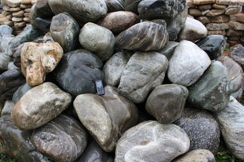 Kamenclub.ru: Речной валун Кабанчик фр.300-500 мм.  купить в Махачкале крупный природный камень галька серый, темно-серый речной валун галечник масштабный 7000 руб/т   фото КАМЕНЬ КЛУБ