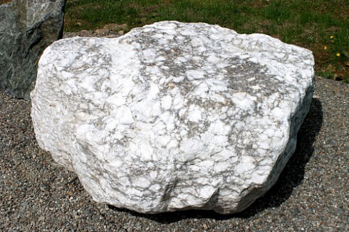 Kamenclub.ru: Мраморизированный известняк фр.500-1500 мм.  купить в Махачкале    10000 руб/т   фото КАМЕНЬ КЛУБ