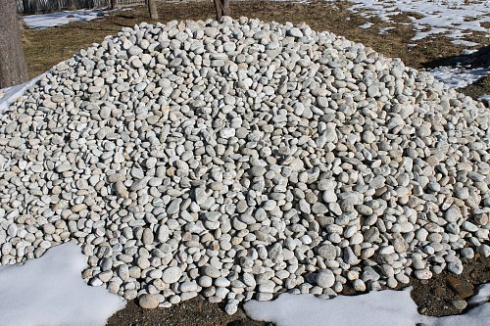 Kamenclub.ru: Галька речная окат (серо-белая) фр. 70-120 мм купить  в Махачкале галька галечник бело-серая, серо-белая, серая, белая речная природная галька  8000 руб/т   фото КАМЕНЬ КЛУБ