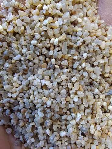 Кварцевый песок для водоподготовки фр. 1,6-3 мм.  купить в Махачкале фото Камень Клуб