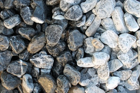 Kamenclub.ru: Щебень галтованный черный (мрамор) фр. 50-100 мм.  купить в Махачкале мрамор черный с белыми прожилками щебень ландшафтный мраморный 15000 руб/т   фото КАМЕНЬ КЛУБ