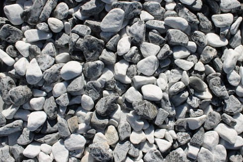Kamenclub.ru: Мраморная крошка (щебень галтованный микс:: белый-черный) фр.20-40 мм  купить в Махачкале мрамор белый, черный мраморный галтованный щебень 15500 руб/т   фото КАМЕНЬ КЛУБ
