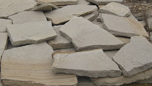 Kamenclub.ru: Песчаник пластушка светло-серый (2,0 см)  купить в Махачкале плитняк- ластушка светло-серый, серый рваный ландшафтный плитняк колотый 13800 руб/м3   фото КАМЕНЬ КЛУБ