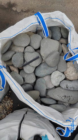 Kamenclub.ru: Галька речная плоская (темно-серая) фр. 70-150 мм. купить  в Махачкале галечник природный темно-серый серый синий речная плоская природная окатанная  9000 руб/т   фото КАМЕНЬ КЛУБ