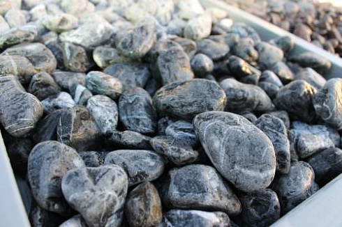 Kamenclub.ru: Щебень галтованный черный (мрамор) фр.20-40 мм.  купить в Махачкале мрамор черный с белыми прожилками мрамор окатанный округлый 15000 руб/т   фото КАМЕНЬ КЛУБ