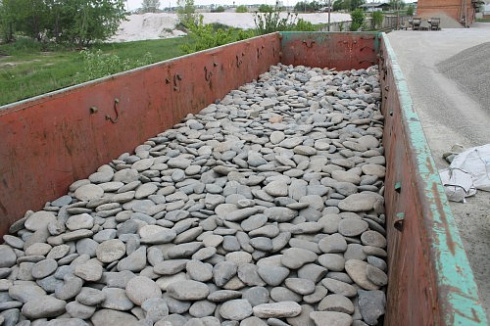 Kamenclub.ru: Галька речная плоская (ассорти) фр. 100-200-300 мм. купить  в Махачкале галька плоская разноцветная серый белый темно-серый синий речная галька ландшафтная 8000 руб/т   фото КАМЕНЬ КЛУБ