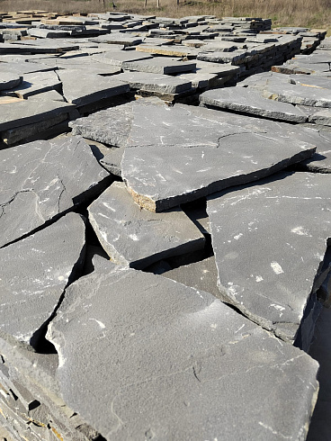 Kamenclub.ru: Песчаник пластушка светло-серый (2,0 см)  купить в Махачкале плитняк- ластушка светло-серый, серый рваный ландшафтный плитняк колотый 13800 руб/м3   фото КАМЕНЬ КЛУБ