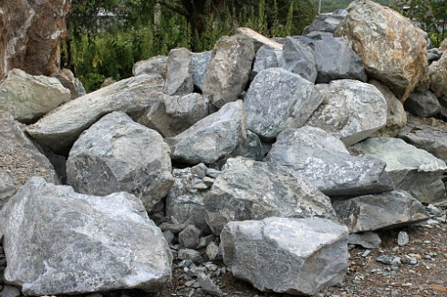 Kamenclub.ru: Змеевик скальник фр. 500-1500 мм.  купить в Махачкале змеевик зеленый серый черный глыба скальная колотая 7500 руб/т   фото КАМЕНЬ КЛУБ