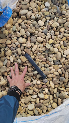 Kamenclub.ru: Галька речная окат рыжая фр. 20-40 мм. купить  в Махачкале галька речная окатанная рыжая желтая серая округлая речная галька 5000 руб/т   фото КАМЕНЬ КЛУБ