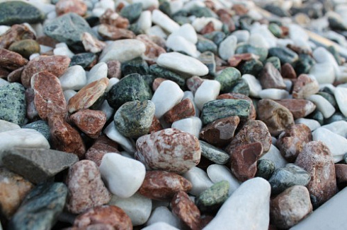 Kamenclub.ru: Мраморная крошка (щебень галтованный микс:белый-зеленый-розовый) фр.20-40 мм.  купить в Махачкале мрамор белый, зеленый, розовый мрамор декоративный (галтовка) 15500 руб/т   фото КАМЕНЬ КЛУБ