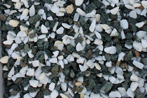Kamenclub.ru: Мраморная крошка (щебень крошка микс: белый-зеленый) фр. 10-20 мм.  купить в Махачкале мрамор белый, зеленый каменная ландшафтная декоративная крошка щебня 9500 руб/т   фото КАМЕНЬ КЛУБ
