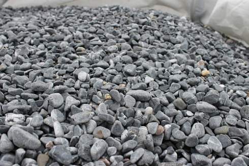 Kamenclub.ru: Щебень галтованный черный (мрамор) фр.10-20 мм.  купить в Махачкале мрамор черный с белыми прожилками, черный, белый окатанный округлый ландшафтный декоративный щебень 15000 руб/т   фото КАМЕНЬ КЛУБ