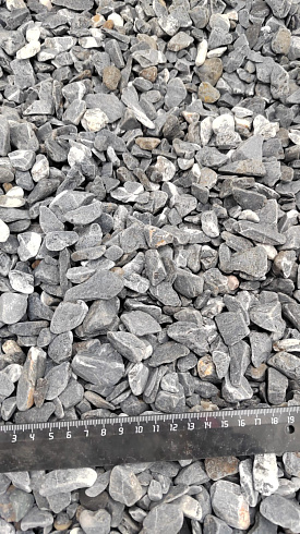 Kamenclub.ru: Щебень галтованный черный (мрамор) фр.10-20 мм.  купить в Махачкале мрамор черный с белыми прожилками, черный, белый окатанный округлый ландшафтный декоративный щебень 15000 руб/т   фото КАМЕНЬ КЛУБ