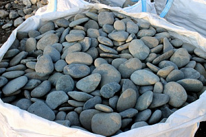 Kamenclub.ru: Галька речная плоская (темно-серая) фр. 100-200-300 мм. купить в Махачкале галька речная плоская темно-серый, серый, синий речной галечник плоский 9000 руб/т   фото КАМЕНЬ КЛУБ