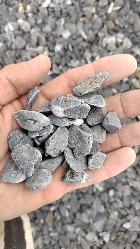 Kamenclub.ru: Щебень галтованный черный (мрамор) фр.10-20 мм.  купить в Махачкале мрамор черный с белыми прожилками, черный, белый окатанный округлый ландшафтный декоративный щебень 15000 руб/т   фото КАМЕНЬ КЛУБ