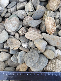 Kamenclub.ru: Галька речная окат (пестрая) фр. 20-40 мм. купить  в Махачкале галька речная пестрая, серая, серые оттенки галька речная окатанная округлая 5000 руб/т   фото КАМЕНЬ КЛУБ