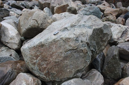 Kamenclub.ru: Гранит скальник (серо-зеленый) фр. 500-1500 мм.  купить в Махачкале гранит мрамор  серый зеленый темно-серый глыба скальная колотая ландшафтная 7 500 руб/т   фото КАМЕНЬ КЛУБ