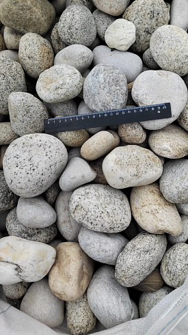 Kamenclub.ru: Галька речная окат (серо-белая) фр. 70-120 мм купить  в Махачкале галька галечник бело-серая, серо-белая, серая, белая речная природная галька  8000 руб/т   фото КАМЕНЬ КЛУБ