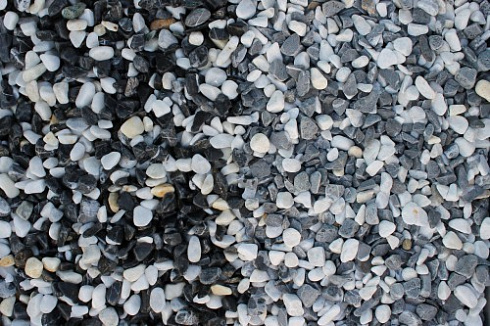 Kamenclub.ru: Мраморная крошка (щебень галтованный микс:белый-черный) фр.10-20 мм.  купить в Махачкале мрамор белый, черный окатанные округлые декоративные ландшафтные камни щебня 15500 руб/т   фото КАМЕНЬ КЛУБ