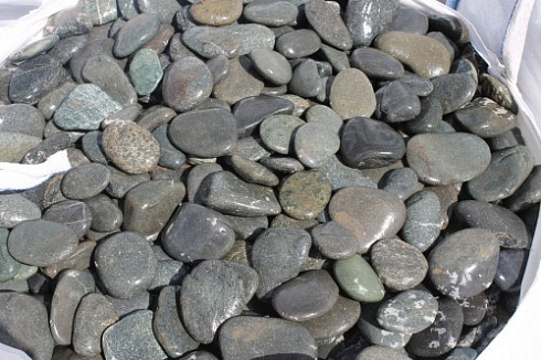 Kamenclub.ru: Галька речная плоская (темно-серая) фр. 100-200-300 мм. купить  в Махачкале галька речная плоская темно-серый, серый, синий речной галечник плоский 9000 руб/т   фото КАМЕНЬ КЛУБ