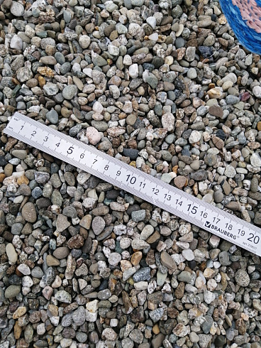 Kamenclub.ru: Галька речная окат (серая) фр.3-5 мм купить  в Махачкале галька речная серая бежевый темно-серый окатанный речной камень округлый 9500 руб/т   фото КАМЕНЬ КЛУБ